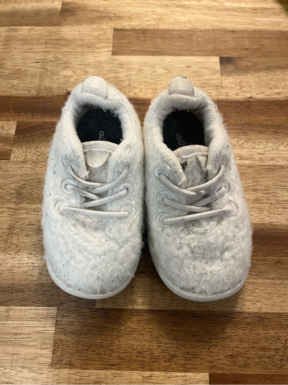 Smallbirds Little Kid White “Fluff” Wool Runner Sz T6